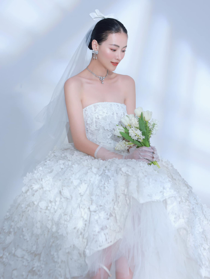 Phương Khánh gây 'chấn động' khi bất ngờ tung ảnh diện váy cưới trong ngày sinh nhật.