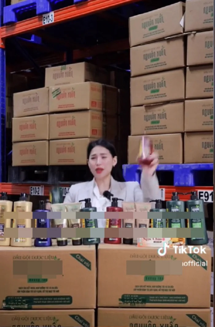 Hà Linh livestream bán hàng 'dọn kho' cho dược phẩm Hoa Linh