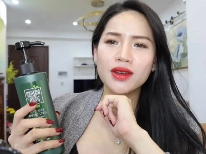 Tuyên bố mạnh miệng của Hà Linh về giá sản phẩm khiến các kênh bán hàng truyền thống không khỏi sục sôi