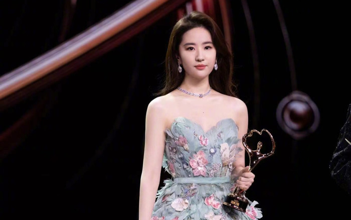 Trầm trồ với gia thế hiển hách của Lưu Diệc Phi: Bố là giáo sư đại học, mẹ là mĩ nhân làng múa Ảnh 2