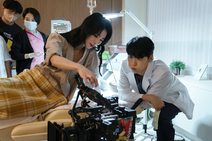 Chuyện tình cảm của Lee Do Hyun và Lim Ji Yeon khiến đạo diễn vô cùng lo lắng.