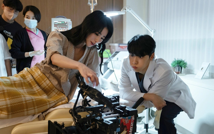 Quá trình theo đuổi 'đàn chị' của Lee Do Hyun: Làm gì mà khiến cả đạo diễn cũng phải lo lắng? Ảnh 2