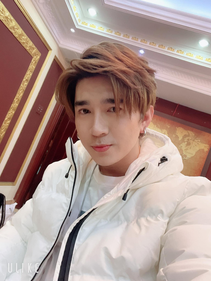 Chi Dân vừa trải qua biến cố về gia đình cũng như tình yêu khiến nam ca sĩ phải ở ẩn 1 thời gian dài 