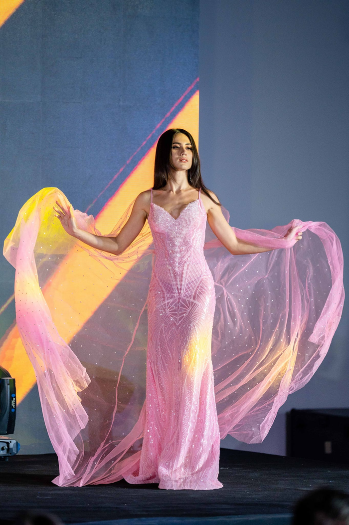 Nếu Khemma Metayer là người dự thi đấu trường quốc tế Miss Supranational 2023 ở Ba Lan, chắc chắn dải sash Cambodia sẽ có thể lập nên kỳ tích nhờ khả năng giao tiếp tốt của người đẹp. 