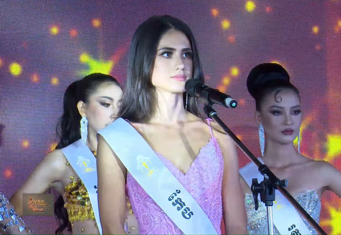 Trong 2 phần thi ứng xử ở Top 10 và Top 5, Á hậu 1 Miss Supranational Cambodia 2023 là người sử dụng tiếng Anh trôi chảy nhất, đồng thời cô nàng không trả lời bằng tiếng Campuchia để khán giả quốc tế có thể dễ dàng hiểu được thông điệp mà mình muốn truyền tải. 