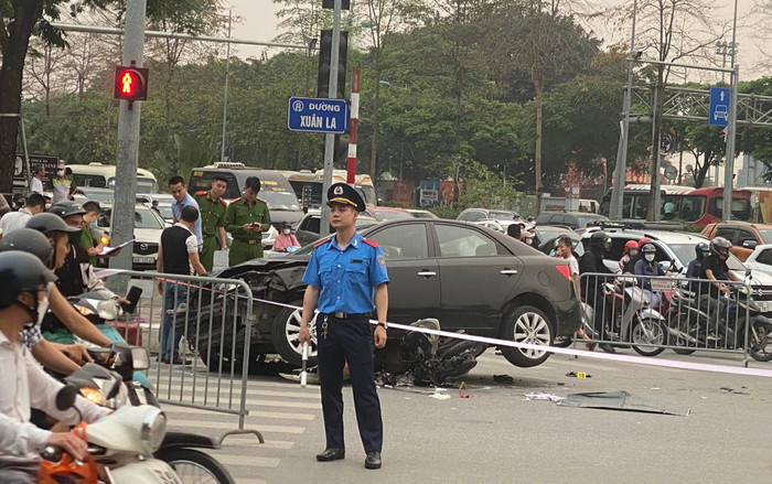 Xe 'điên' đâm kéo lê 17 xe máy tạo cảnh tượng kinh hoàng giữa phố Hà Nội Ảnh 2