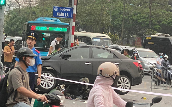 Nhân chứng kể thời điểm kinh hoàng xe ô tô đâm 17 xe máy ở Hà Nội: 'Mọi người nằm la liệt, cầu bình an' Ảnh 2