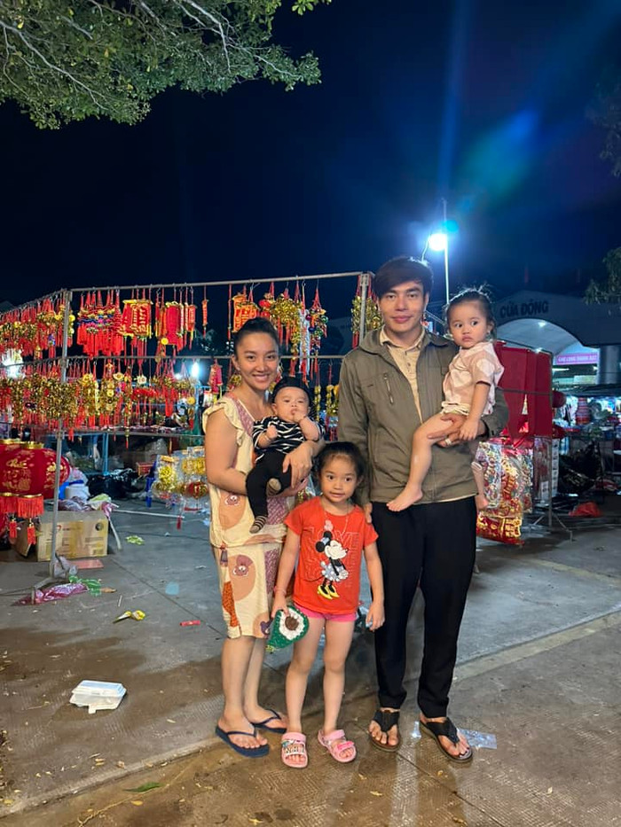 Sau khi rời khỏi ánh đèn sân khấu, Lê Dương Bảo Lâm không ngần ngại diện trang phục giản dị xuất hiện ở nơi công cộng khi ở bên cạnh vợ và các con