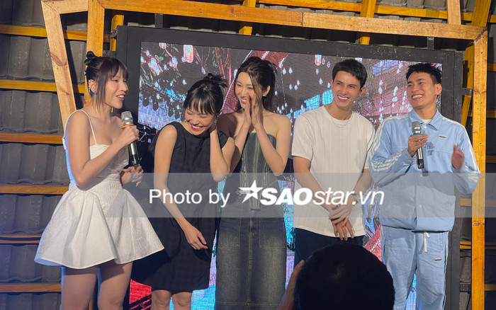 Diệu Nhi tiếp tục lộ dấu hiệu có bầu, diện váy rộng và liên tục che chắn vòng hai Ảnh 2