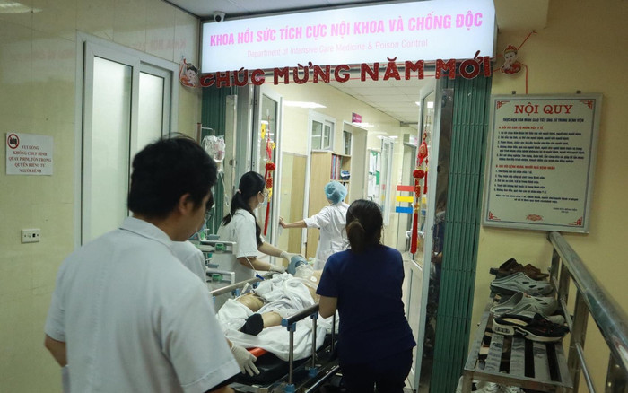 Vụ ô tô đâm liên hoàn 17 xe máy tại Hà Nội: Một bé 3 tuổi tiên lượng nặng, mổ cấp cứu Ảnh 2