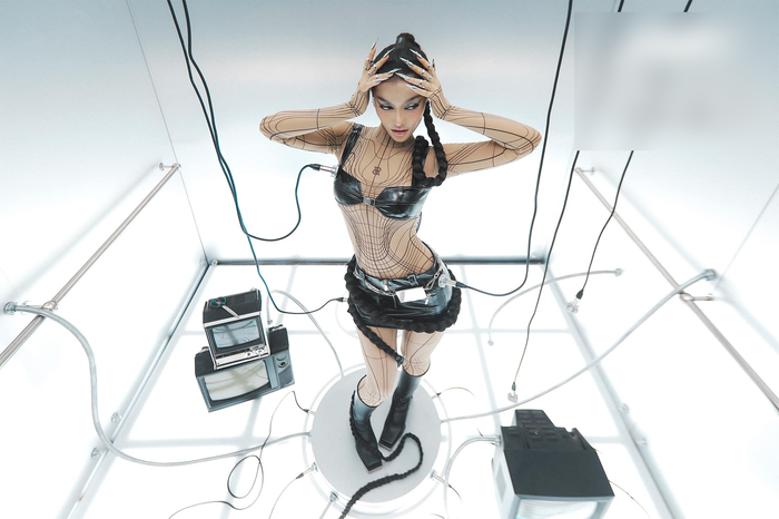 Màn biến hình đầy ấn tượng của Á hậu 1 Hoa hậu Thế giới Việt Nam 2019 nhận về vô số lời khen nhờ vóc dáng hoàn hảo với thần thái sắc lẹm như  'dao' giúp các bộ trang phục trở nên cuốn hút. 