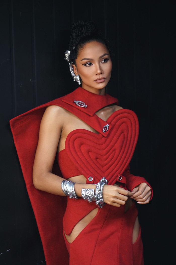 Được biết bộ trang phục H'Hen Niê diện chính là một trong những thiết kế của nhà thiết kế Phan Đăng Hoàng