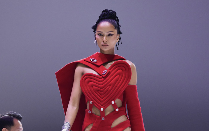 H'Hen Niê diện trang phục sắc đỏ táo bạo, nổi bần bật với phụ kiện lạ mắt Ảnh 2