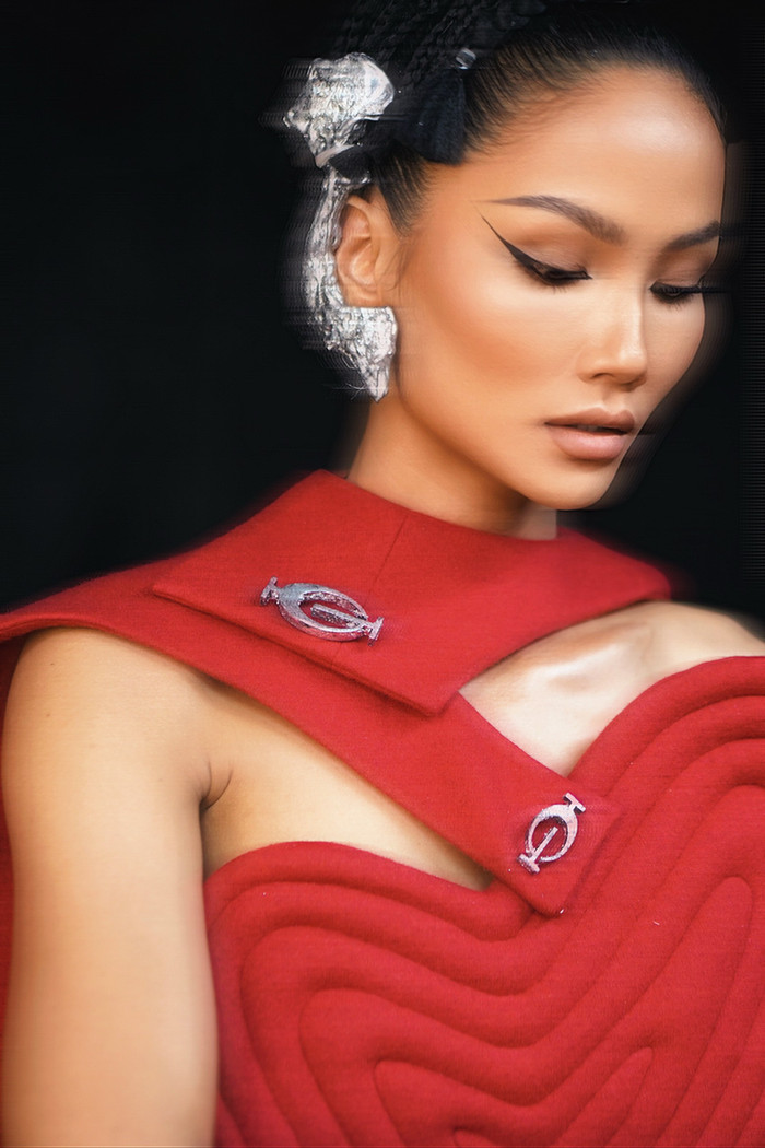 Phụ kiện đi kèm với bộ trang phục H'Hen Niê đang khoác trên mình chính là một khuyên tai bản lớn với màu ánh bạc đầy nổi bật