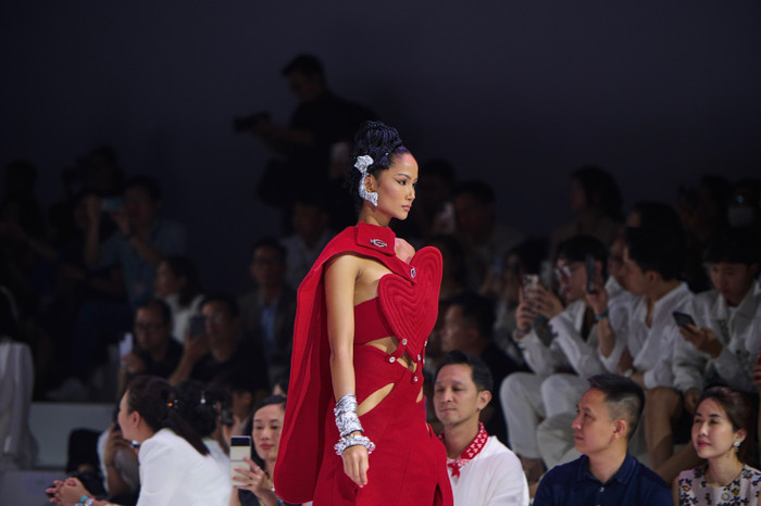 Tất cả khách mời có mặt tại show thời trang đều hướng mắt ngắm nhìn màn catwalk đầy uyển chuyển của H'Hen Niê