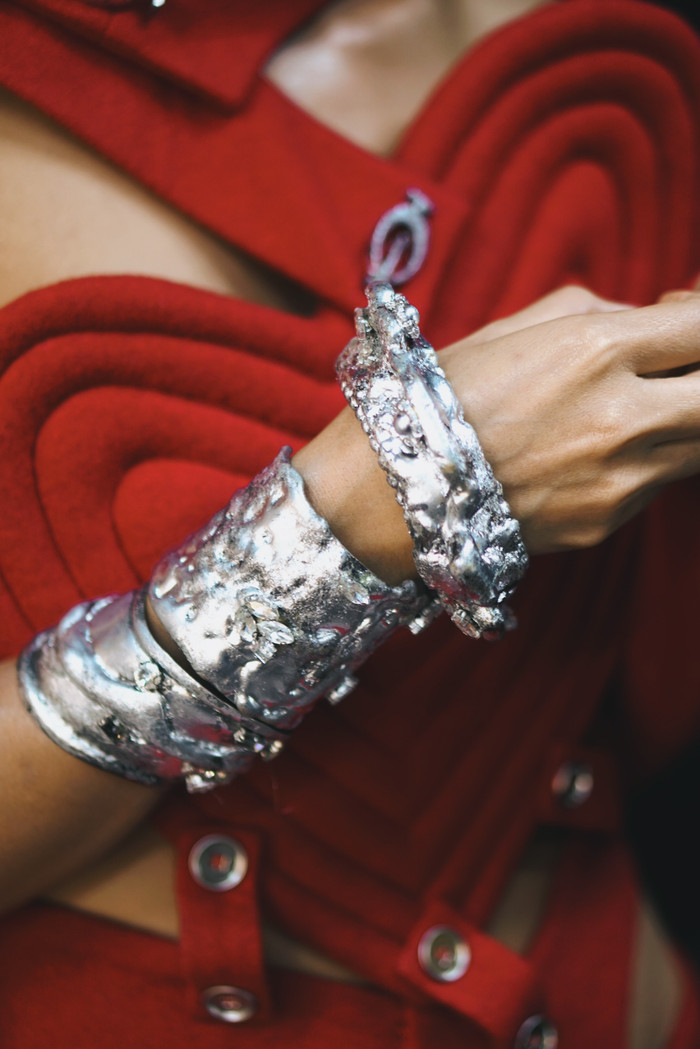 Bên cạnh đó, H'Hen Niê còn được nhà thiết kế phối thêm một chiếc vòng tay đầy lạ mắt