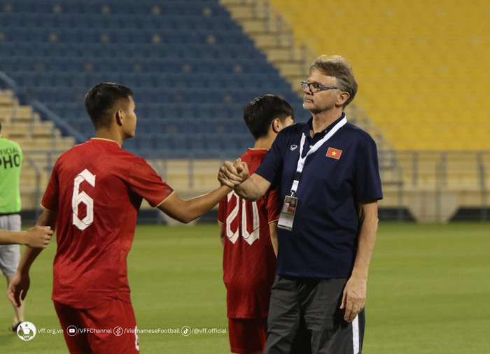  HLV Thái Lan khen ông Troussier xây chơi đẹp: 'U23 Việt Nam đang mạnh lên' Ảnh 2
