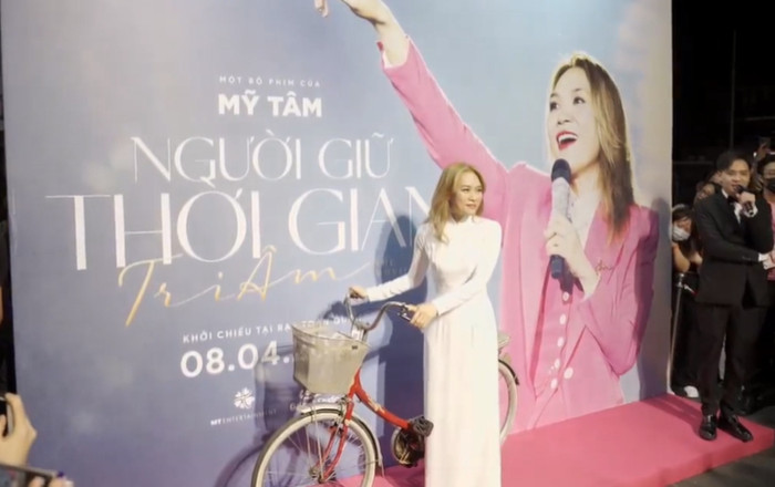Mỹ Tâm diện áo dài trắng, mang chiếc xe đạp kỉ niệm đến buổi ra mắt phim Ảnh 2
