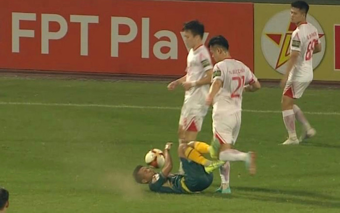 Tiền vệ tuyển Việt Nam đá vào chân hậu vệ HAGL, rồi khiêu khích đối thủ Ảnh 2