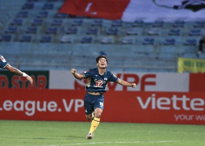 Quốc Việt được thưởng nóng cho bàn thắng đầu tiên ở V.League và nước mắt hạnh phúc Ảnh 1