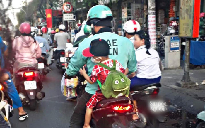 Giữa dòng người kẹt xe, cậu bé nhỏ xíu ngồi sau lưng ba nói một câu khiến 'mọi thứ như dịu lại' Ảnh 2