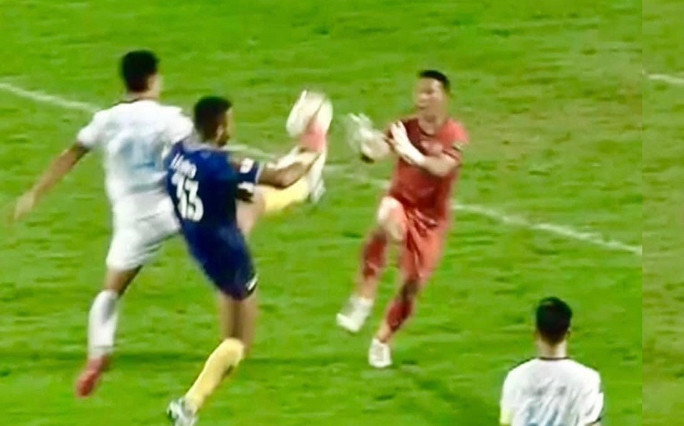 Trọng tài V.League bẻ còi tạo ra tình huống 'độc lạ' chưa từng có Ảnh 2
