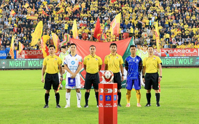 Trọng tài khiến HLV Khánh Hoà nổi giận: Từng chỉ tay nhầm hướng, thoát án treo còi ngoạn mục Ảnh 2