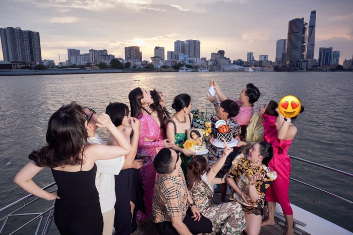 Mọi người vui vẻ chúc mừng mẹ con Lệ Quyên đón tuổi mới.