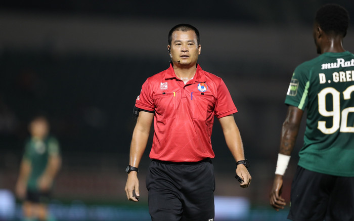 Bất thường trong việc xếp trọng tài bắt trận TPHCM và Hà Nội: Liệu có bị ai thao túng? Ảnh 2