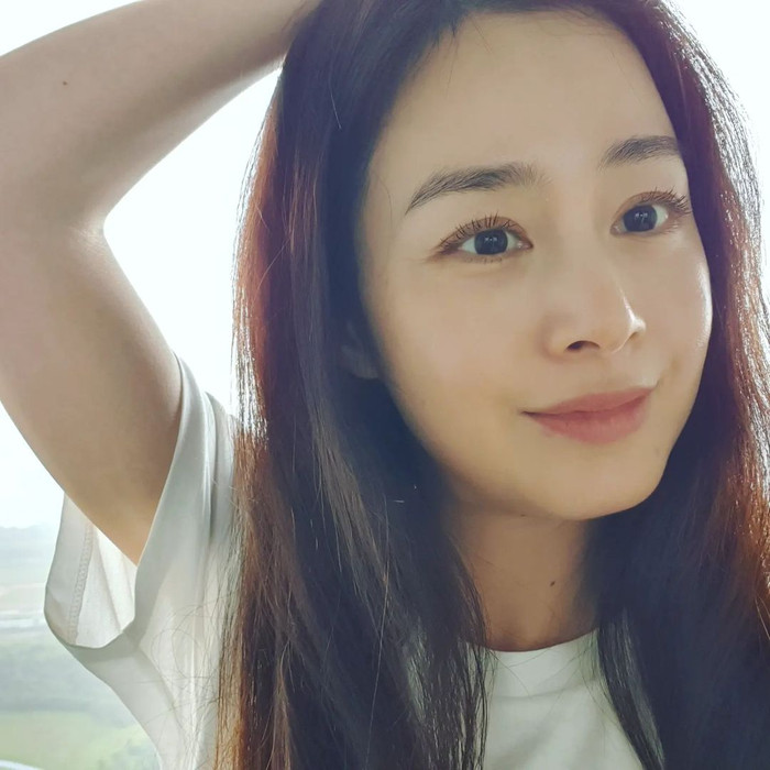 Kim Tae Hee không ngần ngại khoe cận khuôn mặt và làn da căng bóng khỏe mạnh tới đông đảo khán giả