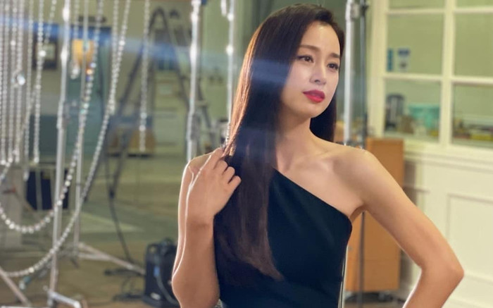 Kim Tae Hee hiếm hoi khoe nhan sắc trẻ trung, tràn đầy sức sống ở tuổi 43 Ảnh 2