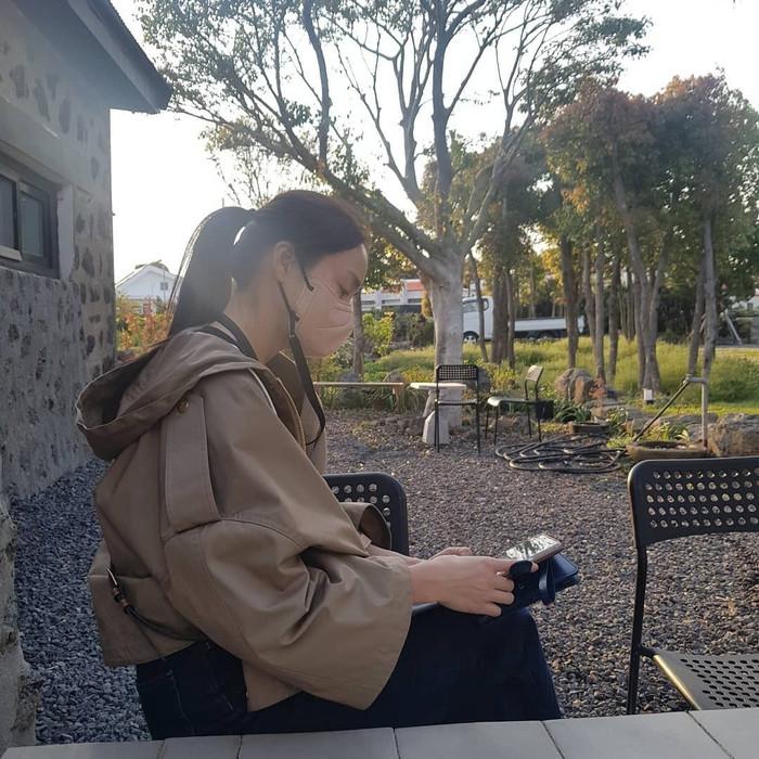 Trước đó Kim Tae Hee không thường xuyên sử dụng mạng xã hội, cô cũng rất hạn chế việc chia sẻ những hình ảnh đời thường