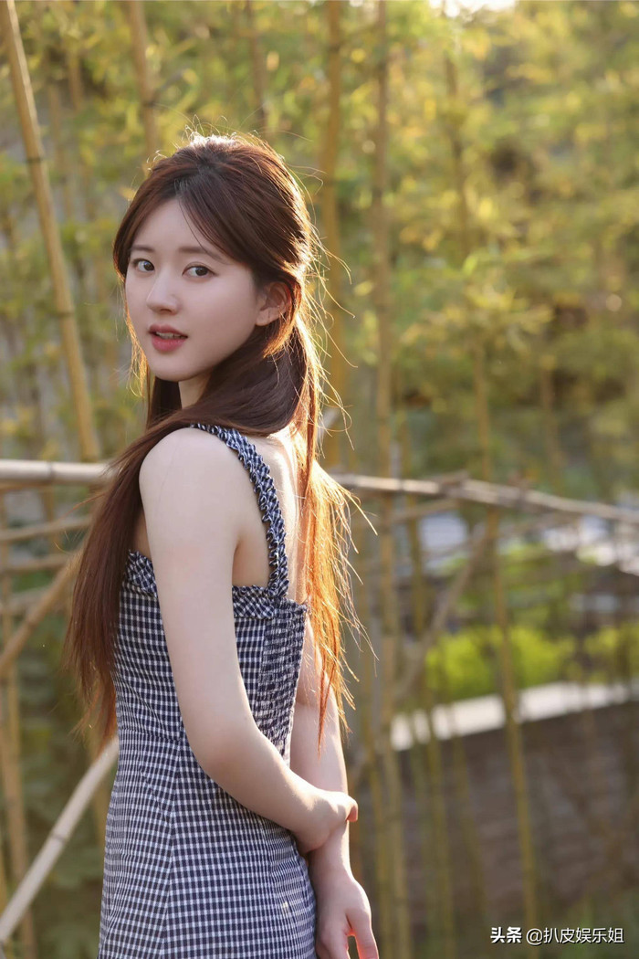  Càng diễn càng một màu, Triệu Lộ Tư đang tự dâng ngôi tiểu hoa top đầu lứa 95 cho Ngu Thư Hân Ảnh 1
