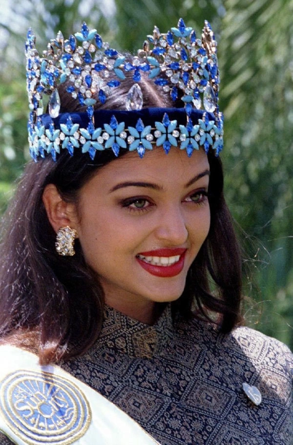  Con gái của Miss World đẹp nhất lịch sử được nhận xét giống với Lisa (BLACKPINK) Ảnh 5