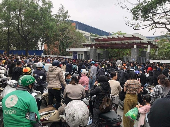 Phụ huynh tập trung kín cổng trường. Ảnh: Dân trí