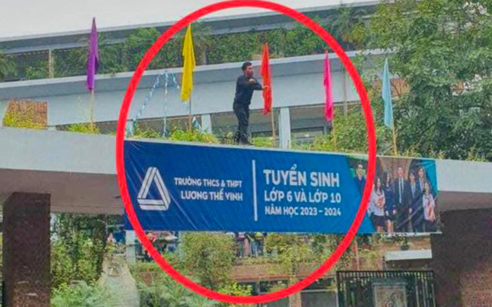 Hình ảnh nam giáo viên đứng trên cổng trường, bắc loa điều tiết giao thông gây xôn xao Ảnh 2
