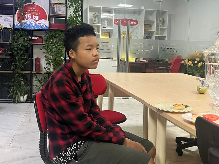  Công an phát hiện nam thanh niên lang thang đi bộ từ Hà Nội đến Hà Giang, hỏi ra mới biết lý do bất ngờ Ảnh 1