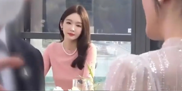  Nữ ca sĩ nổi tiếng gây xôn xao khi quay clip cầm cưa chẻ đôi nút vàng Youtube Ảnh 2