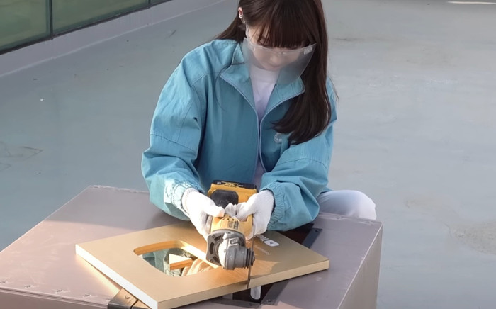 Nữ ca sĩ nổi tiếng gây xôn xao khi quay clip cầm cưa chẻ đôi nút vàng Youtube Ảnh 2