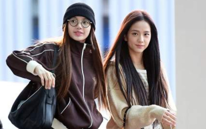 Jisoo và Lisa (Blackpink) khoe mặt mộc đẹp hút hồn tại sân bay Ảnh 2