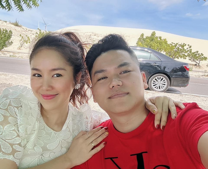 Diễn viên Lê Phương hạnh phúc bên ông xã.