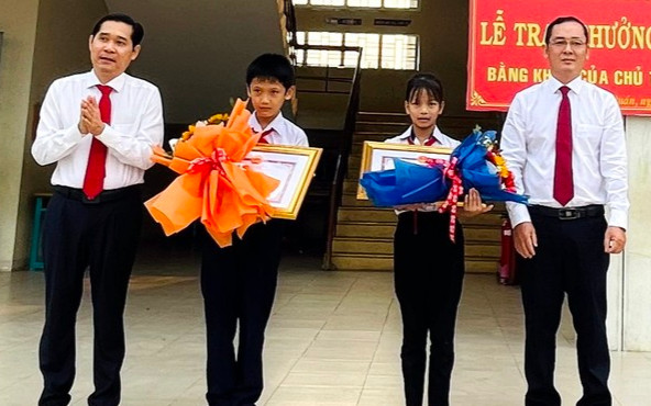 Nhặt được giỏ xách chứa hơn 100 triệu đồng, 2 học sinh tiểu học có hành động bất ngờ Ảnh 2