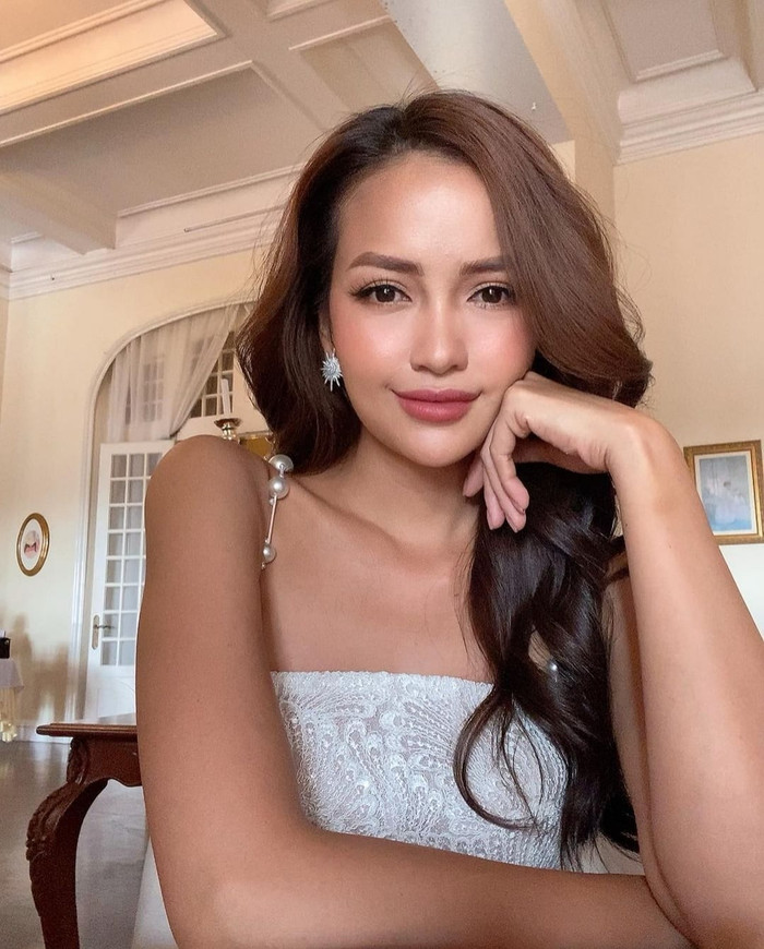 Theo đó, nhiều người cho rằng đó là thời điểm người đẹp Tây Ninh đạt đến đỉnh cao nhan sắc. Cô thường xuyên xuất hiện với mái tóc nâu được uốn xoăn bồng bềnh giúp gương mặt thêm phần thon gọn. 