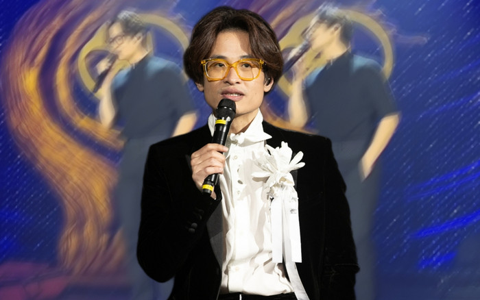 Hà Anh Tuấn trình diễn trên sân khấu, nhan sắc ra sao mà khiến giọng hát bị lu mờ? Ảnh 2