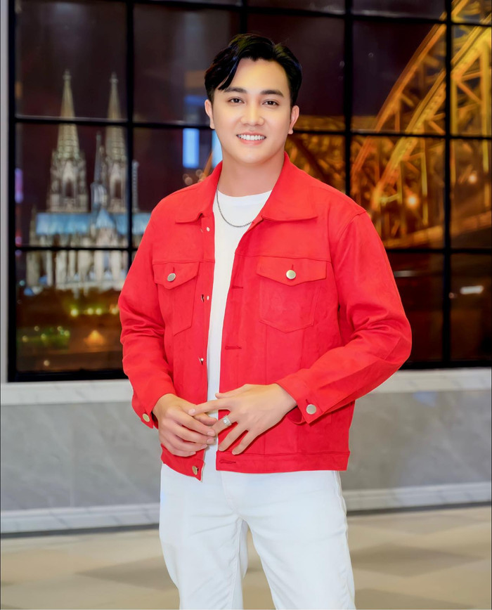 Vì sự cố sức khỏe, MC Nguyên Bảo trở nên khá thận trọng và chỉ chụp hình từ xa 