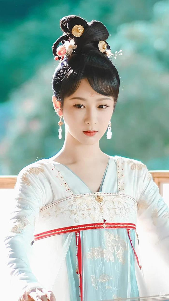 Dương Tử bị chê cười vì mải đóng ngôn tình trong khi Địch Lệ Nhiệt Ba đã chuyển sang chính kịch Ảnh 2