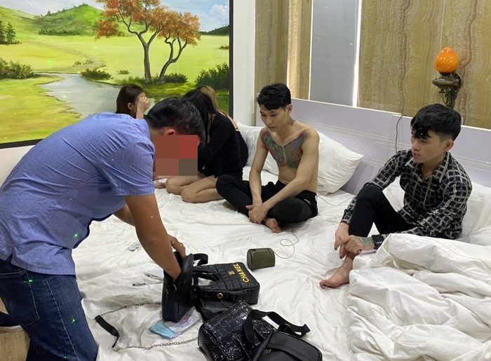  2 nam 3 nữ và cảnh gây sốc tại căn phòng khách sạn lúc sáng sớm Ảnh 1