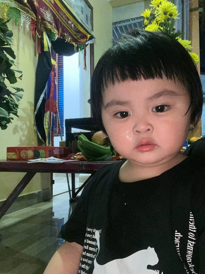  Nghẹn ngào khoảnh khắc cháu nội Cô Ngọc Béo vui chơi ở đám tang, ngây thơ không biết bà đã ra đi mãi mãi Ảnh 2