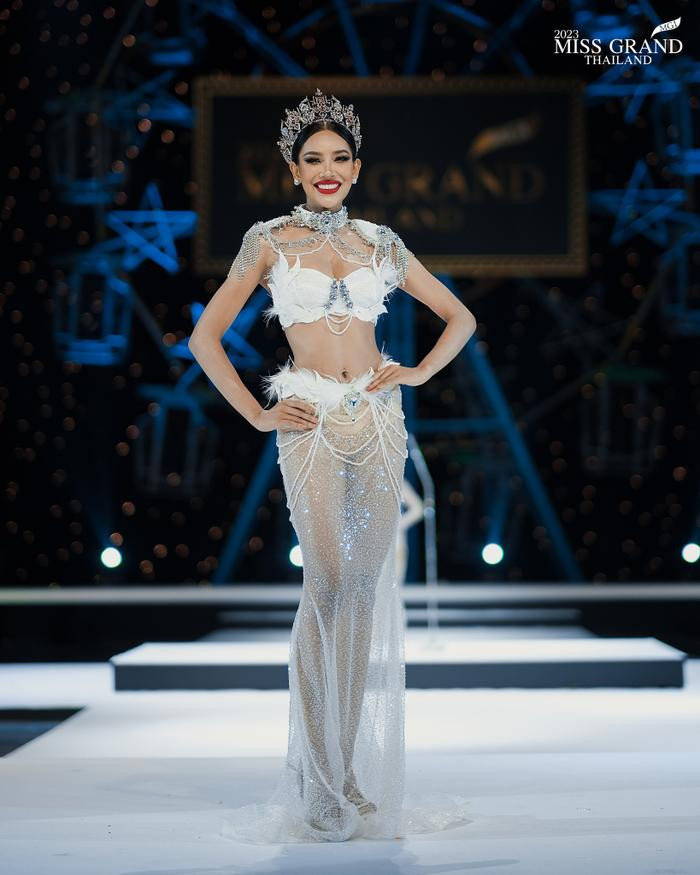  'Đại hội' váy cắt xẻ tại Miss Grand Thailand 2023: Không hở bạo thì cũng mang thông điệp khó hiểu Ảnh 2