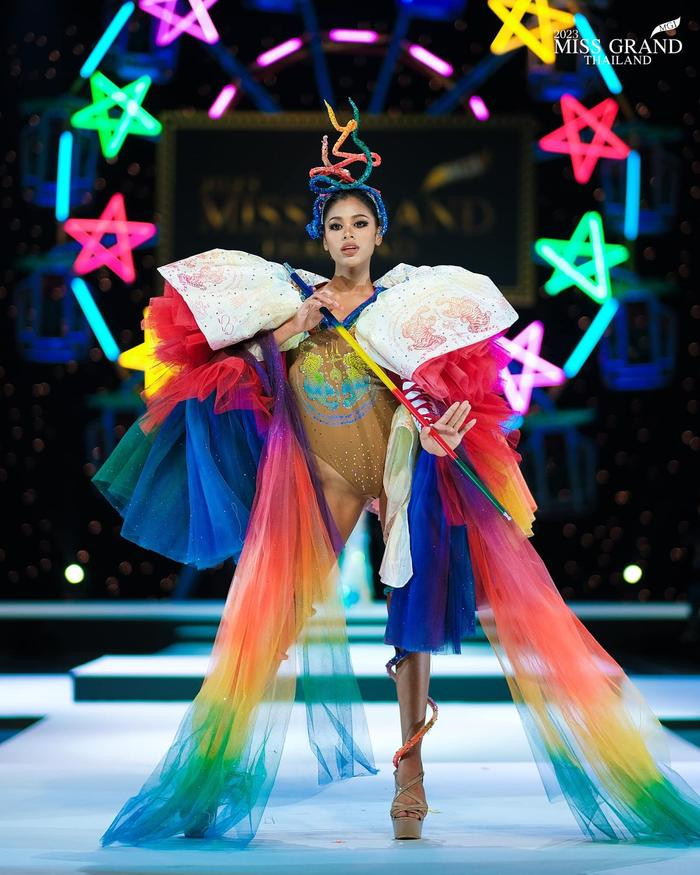  'Đại hội' váy cắt xẻ tại Miss Grand Thailand 2023: Không hở bạo thì cũng mang thông điệp khó hiểu Ảnh 9